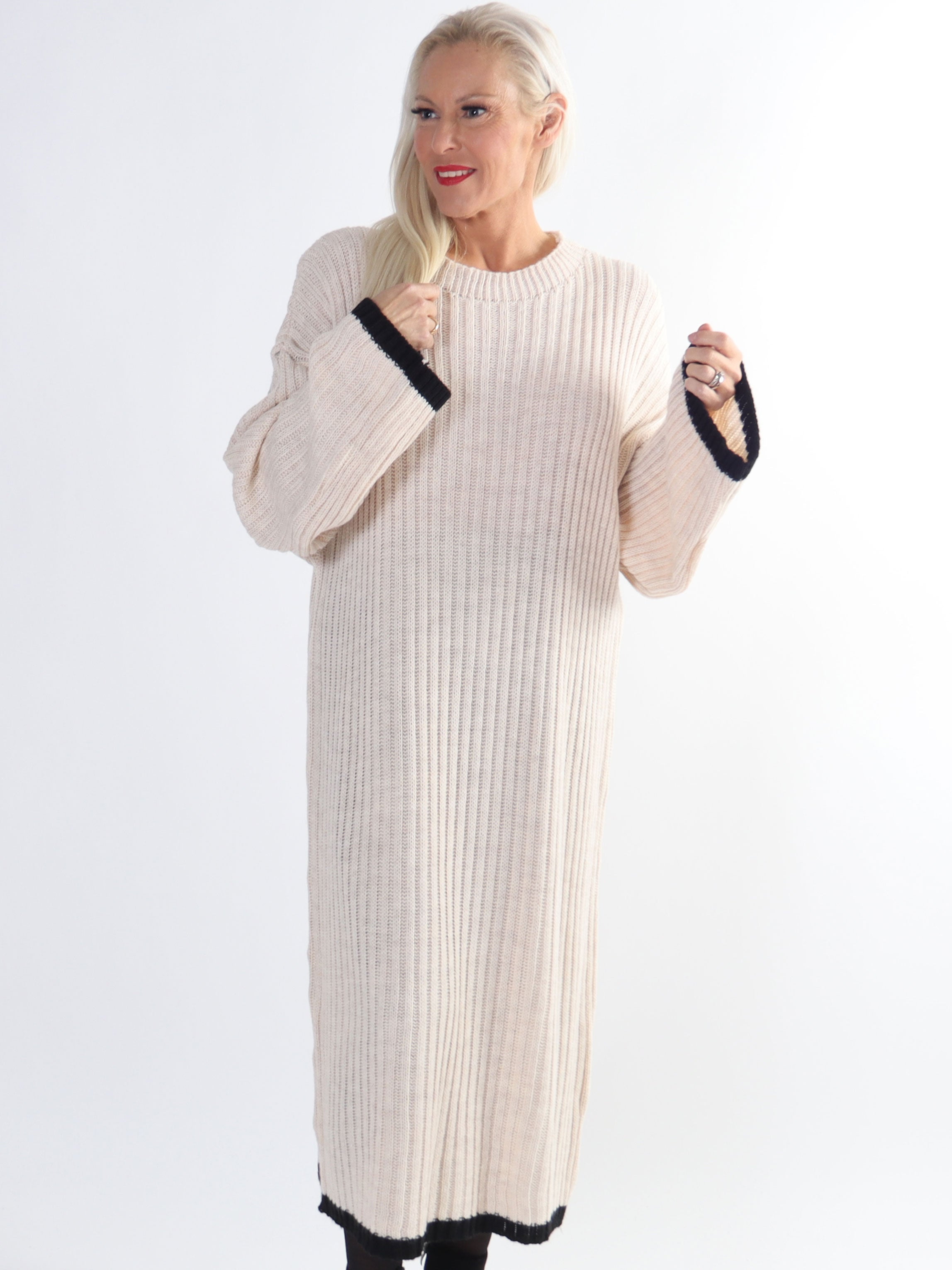 Ramona - Lång stickad klänning i plus size med färgade kanter